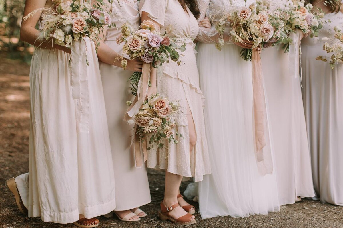 bridesmaids-with-bouquets-in-pastel-dresses