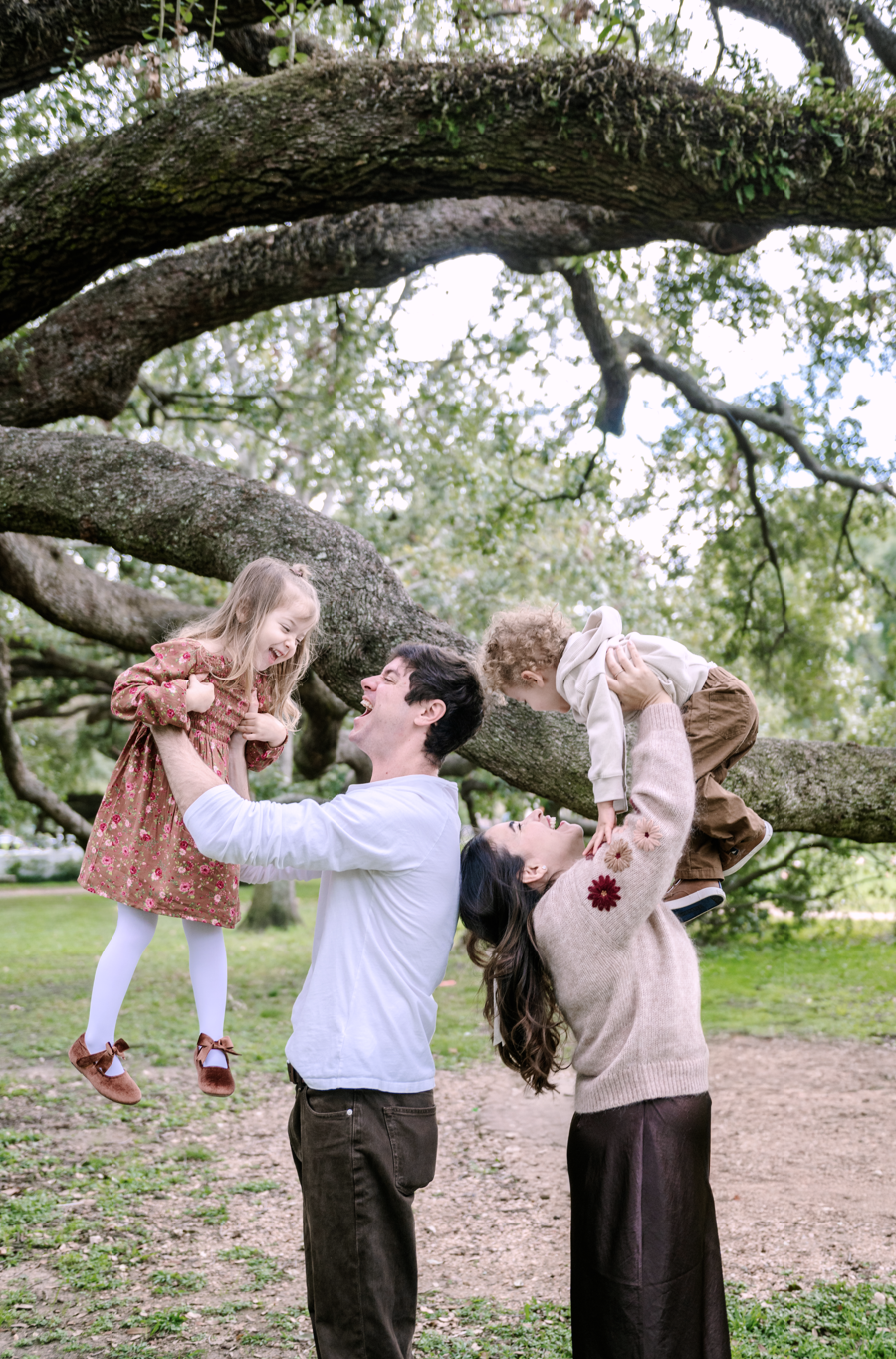 Family Christmas mini session in Houston with Mari Boscardin Photography — outdoor holiday photos under the tree, fun and relaxed session for easy-going families