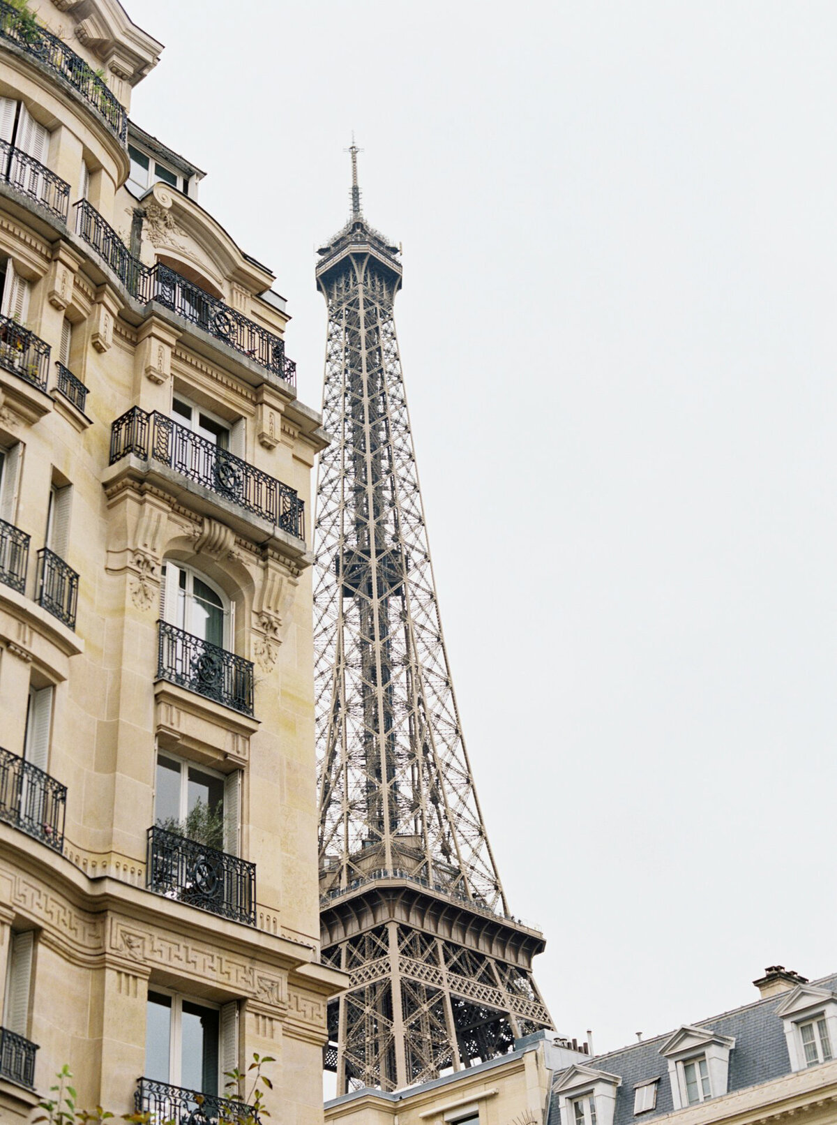 PARIS COM142