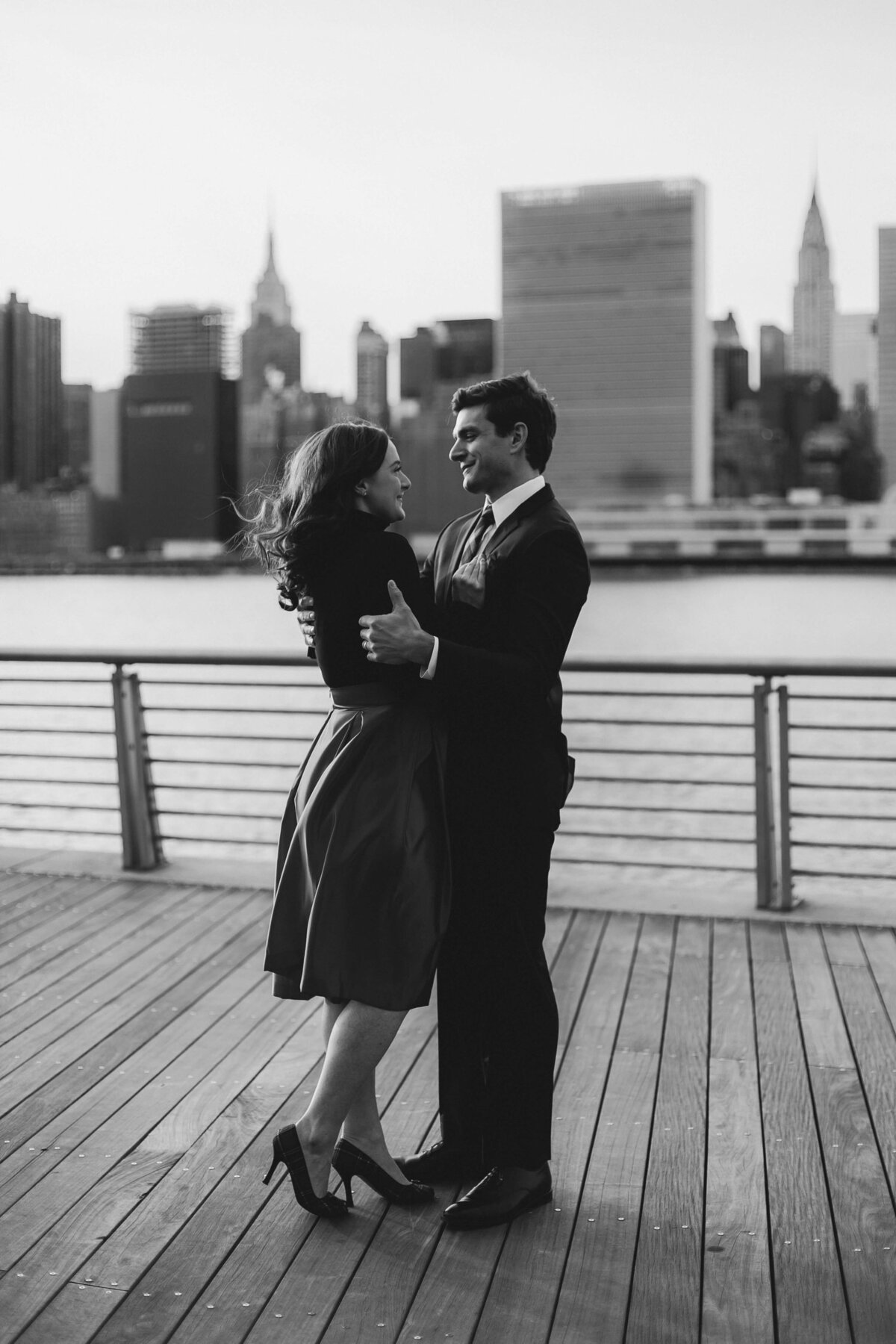NYC+Couple's+Shoot-+Waterfront+at+LIC+black+and+white