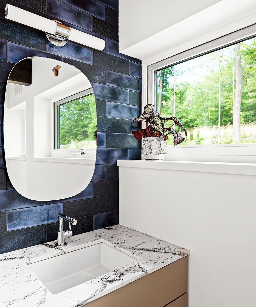 modern-scandinavian-blue-bathroom-design