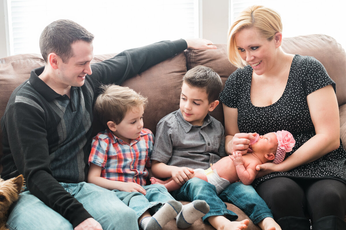 family-newborn-session-at-home