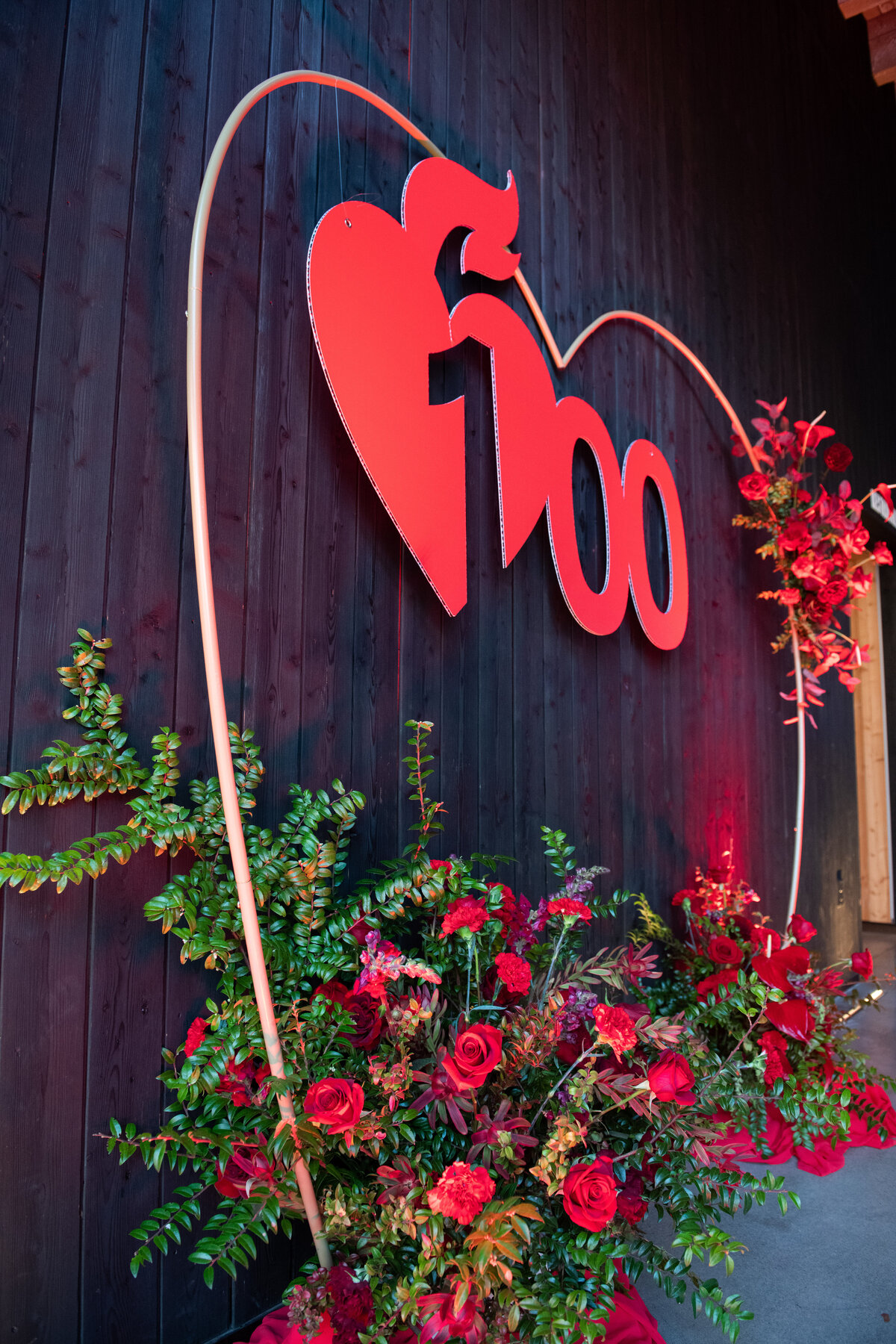 Red-Flowers-for-Fundraiser-Gala-Flora-Nova-Design-Seattle-00011