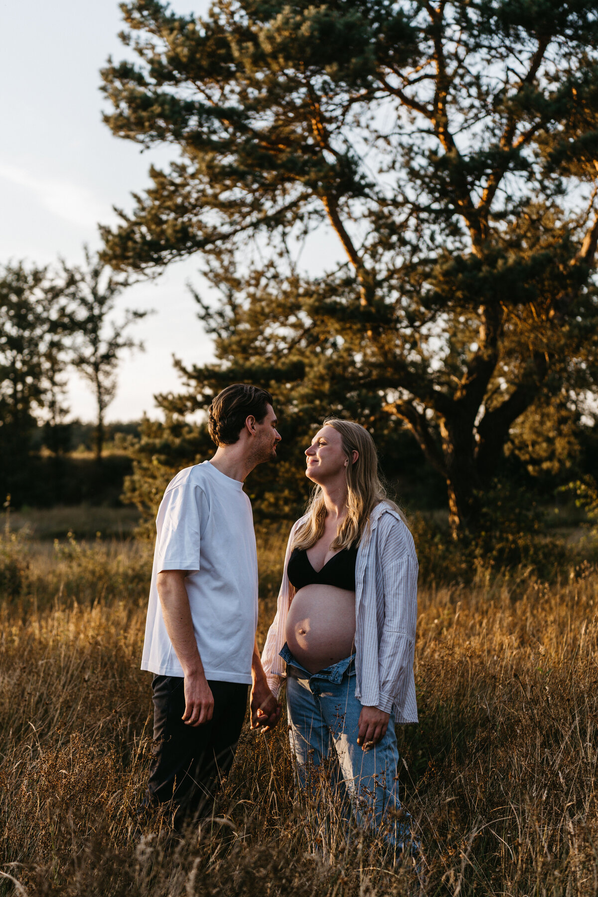 Zwangerschapsshoot koppel tijdens golden hour