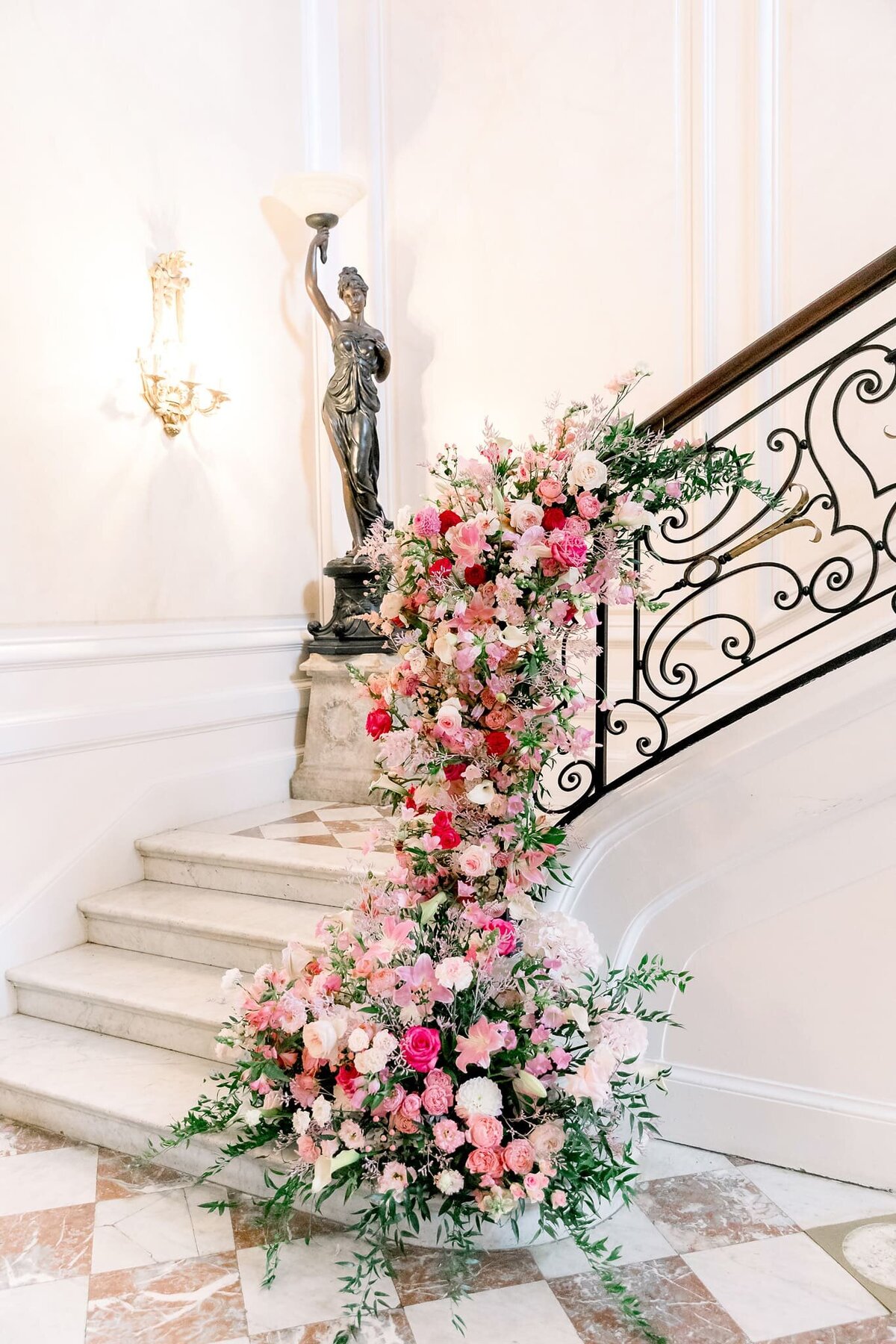 magnifique-cascade-de-fleurs-escaliers-chateau