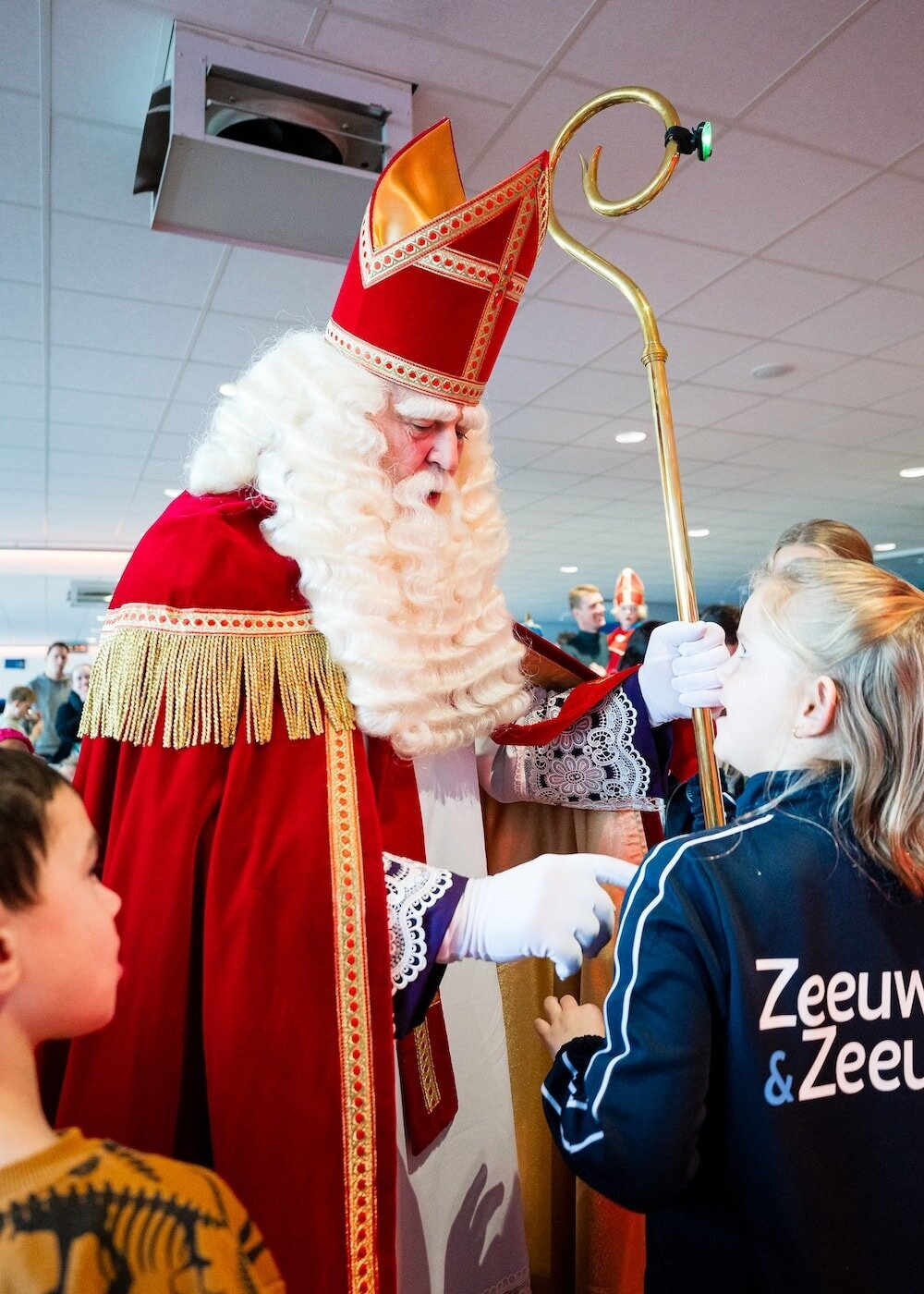 Sinterklaas-huren-amsterdam-op-kantoor