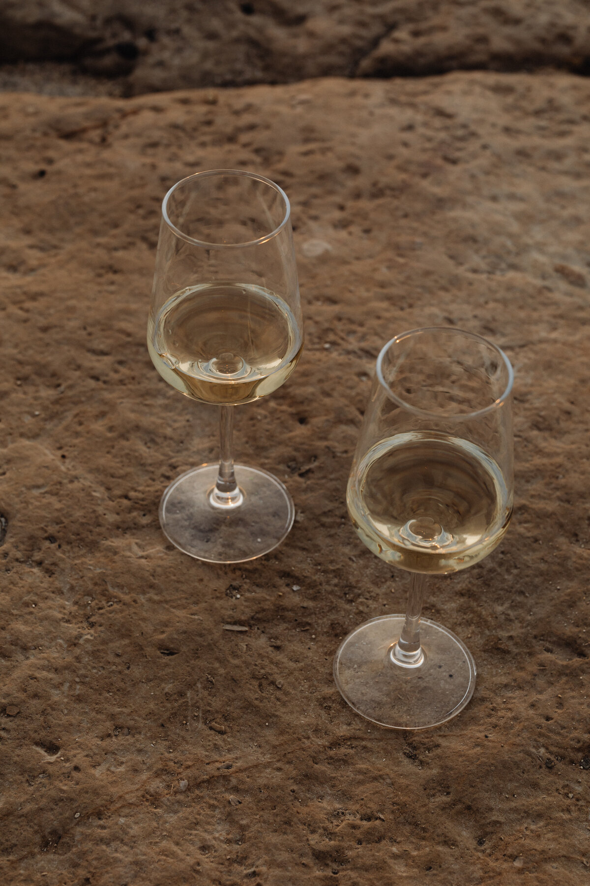 kaboompics_coastal-elegance-white-wine-on-the-rocky-shores-of-malta-30980