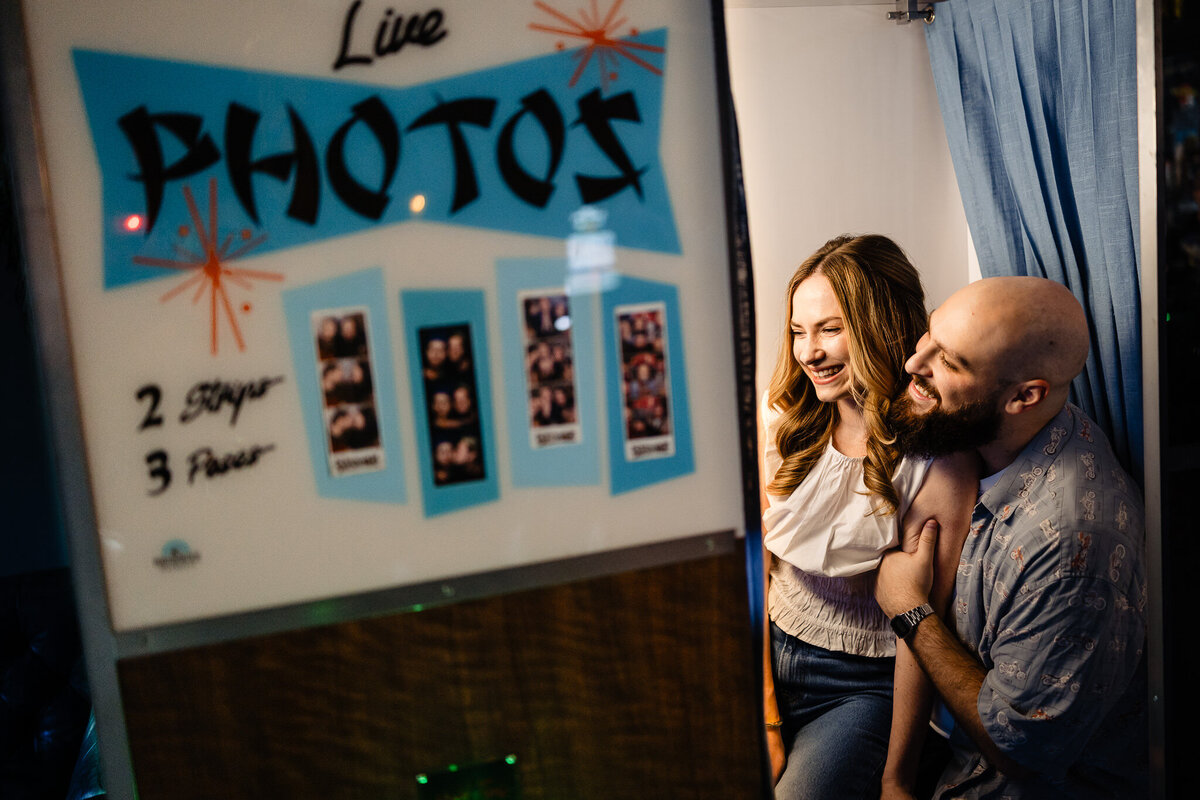 east-austin-dive-bar-engagement-photos-4