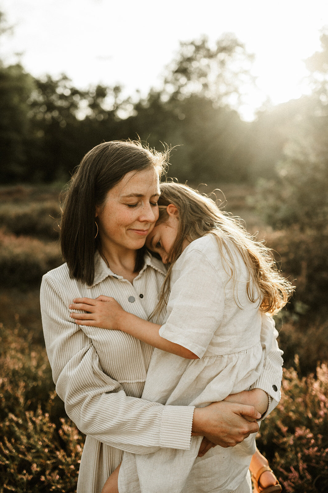 Gezinsfotografie in Nijlen tijdens golden hour – pure, spontane momenten vastgelegd in de heide.