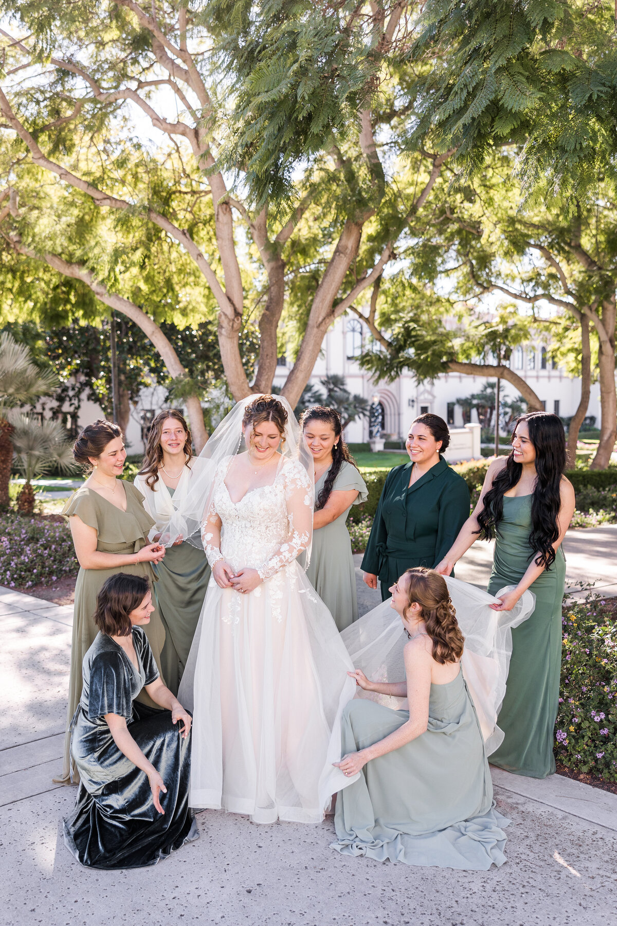 bride-laughhing-with-bridesmaids