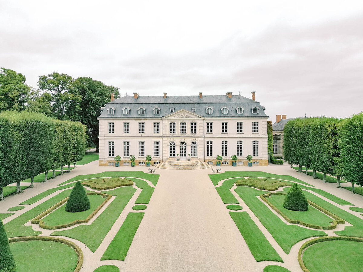Chateau du Grand Luce best luxury wedding venue in France