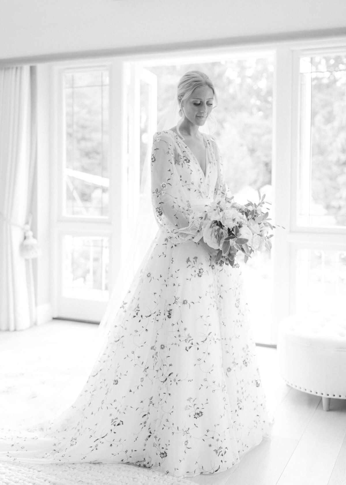 chloe-winstanley-weddings-sassi-holford-bride-portrait-black-white