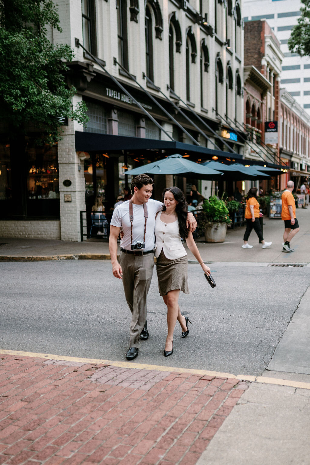 romantic film downtown engagement photos knoxville tennessee31