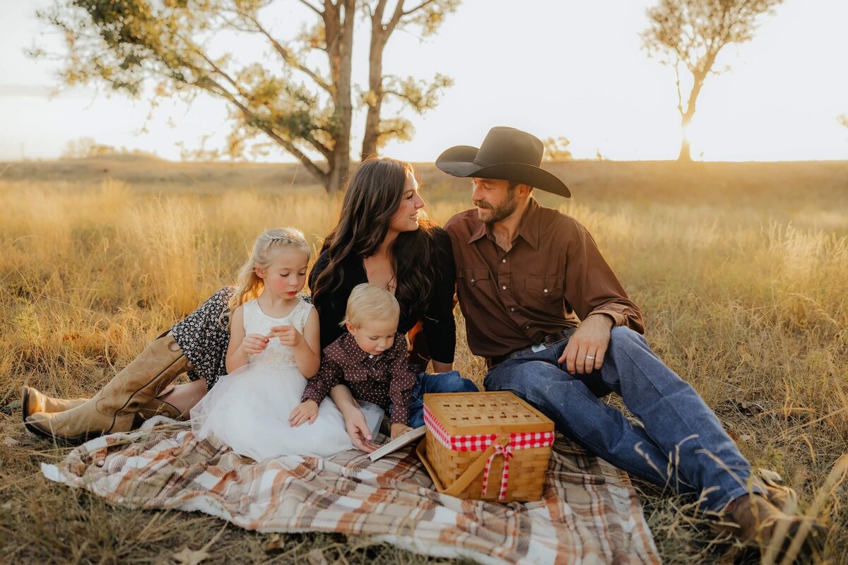 lifestyle-unposed-family