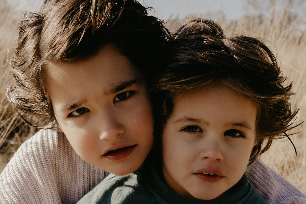 Twee kinderen poseren samen voor een foto, met blije gezichten en een vrolijke sfeer.