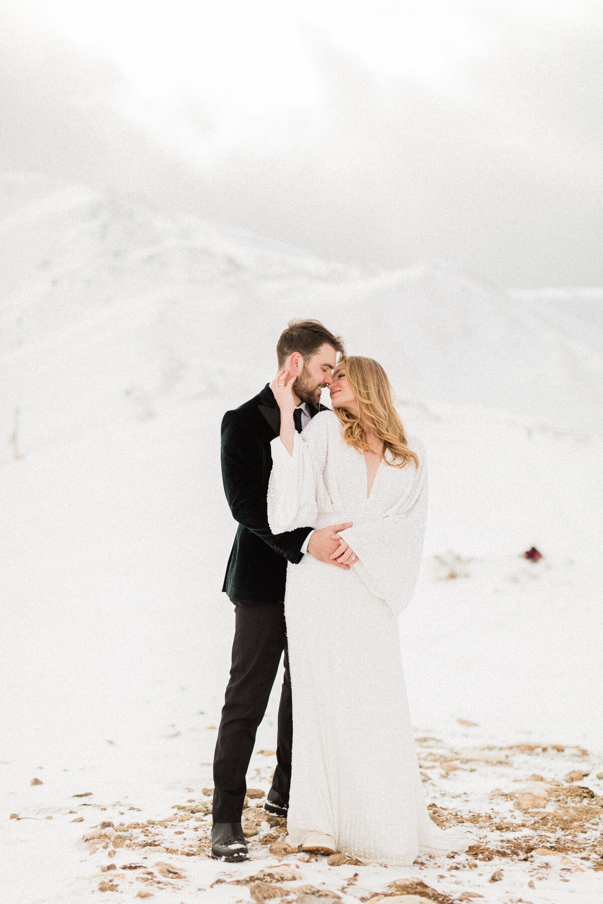Colorado_Loveland_Pass_Winter_Elopement_By_Diana_Coulter-41