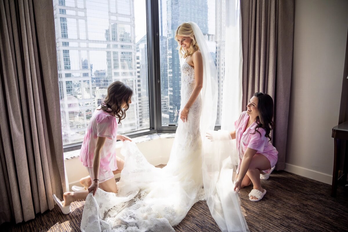 259_gettingready_Bob&DawnDavisPhotography