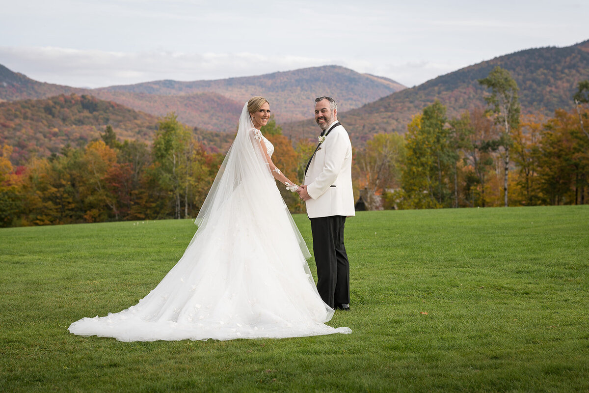 portrait-bride-groom-vermont-woodstock-mountaintop-fall