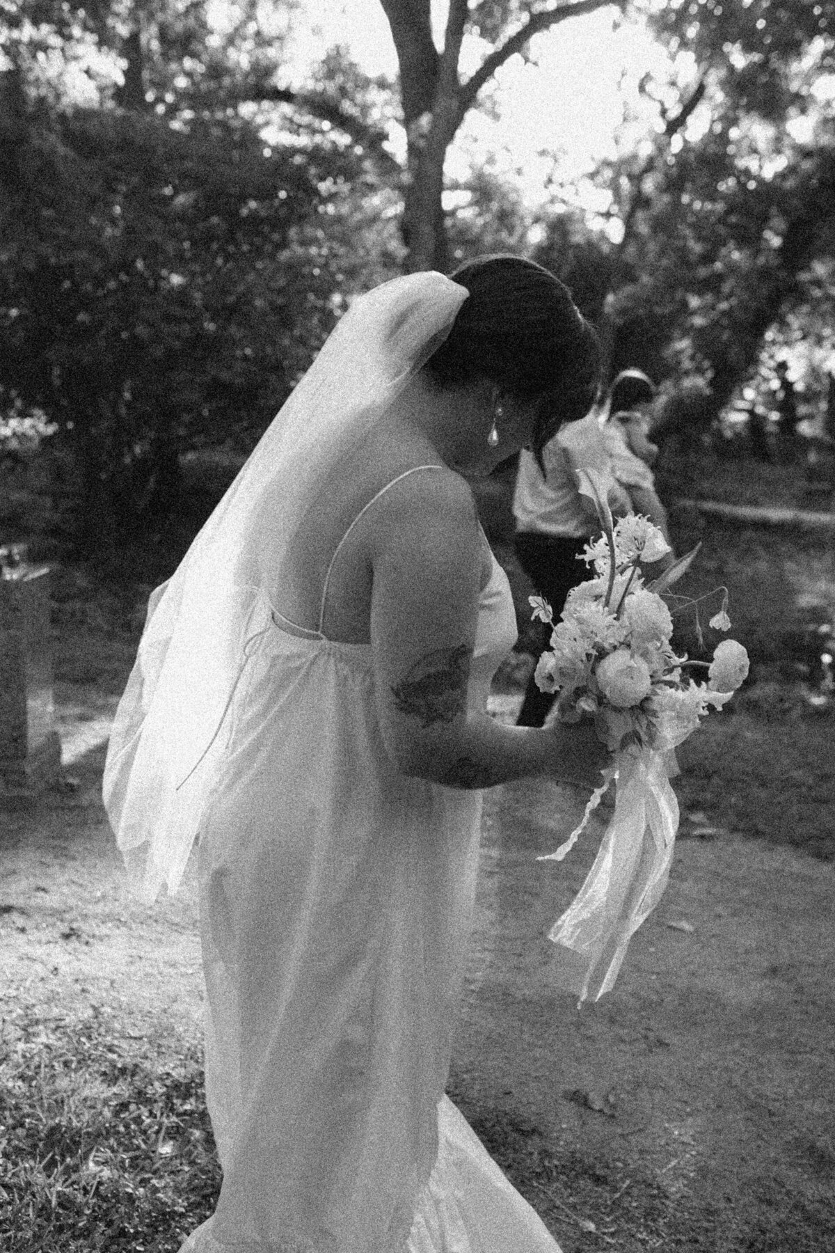 Bride walking in thr grounds of Couple portraits in the grounds of Umlauf Sculpture Garden, Austin