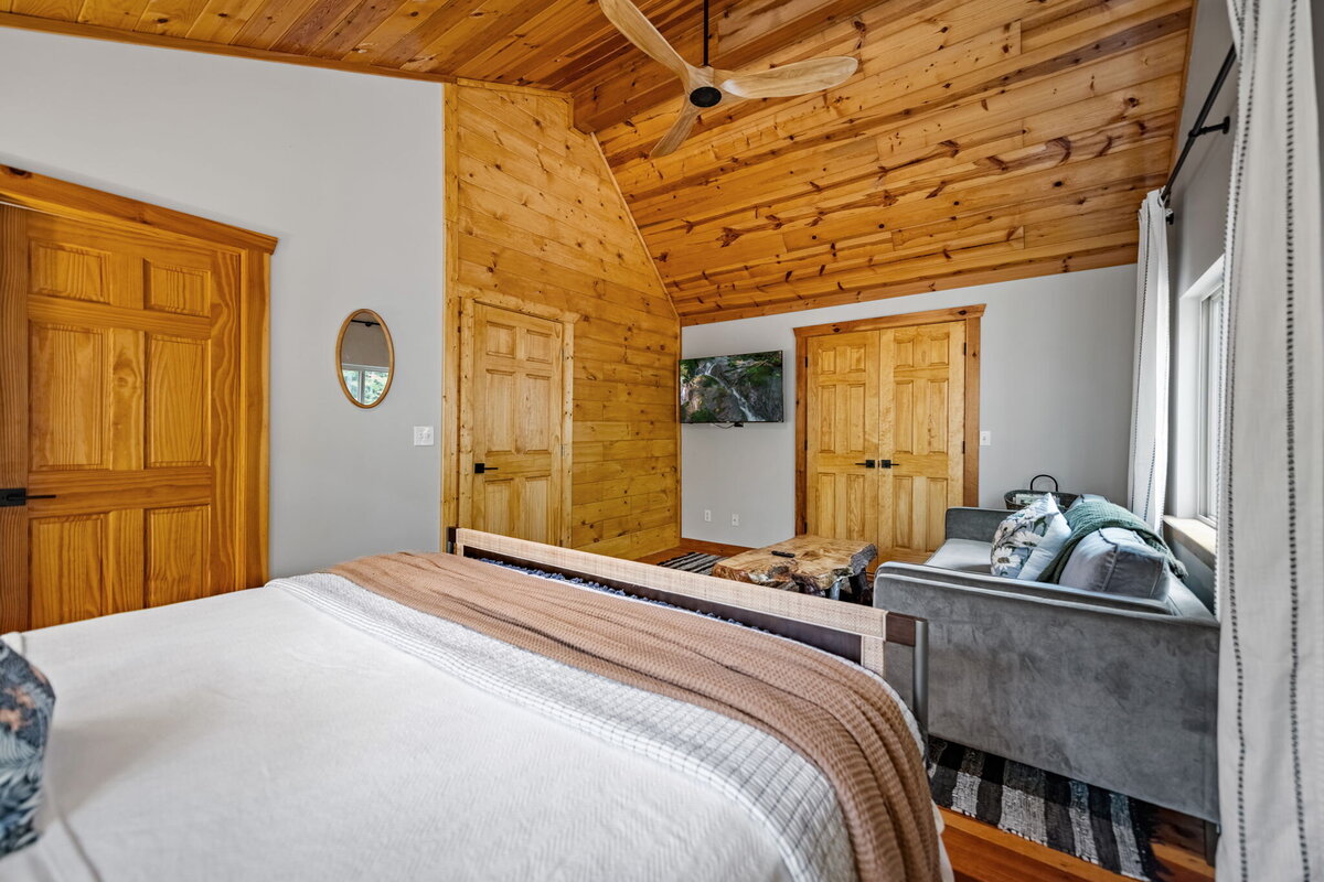 18Shady-Grove-Cabin-Blue-Ridge-GA_1329_Upstairs Bedroom 2