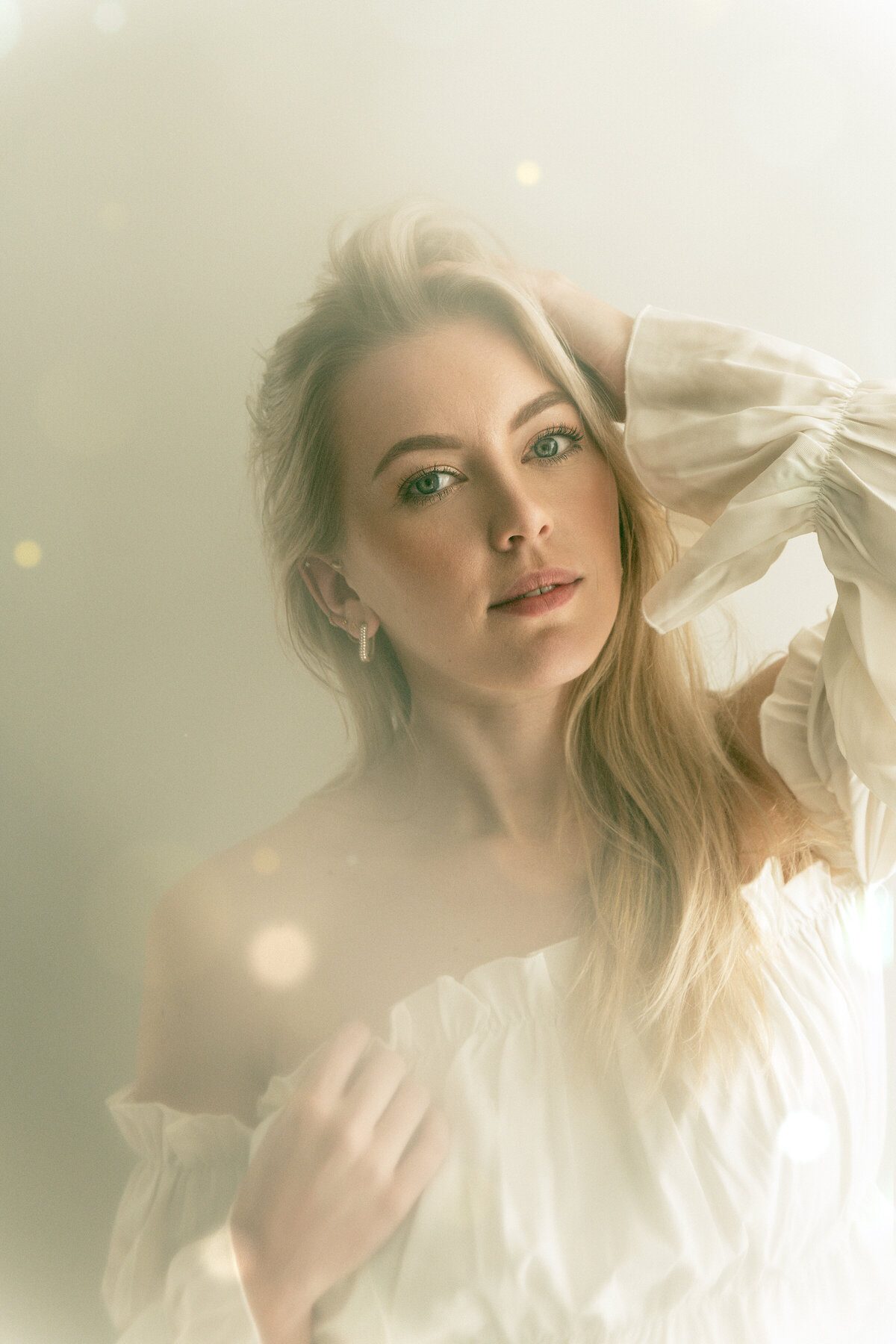 Ace Photography Zaltbommel tijdloos portret van een blonde dame close up met mooie groene ogen en blond haar
