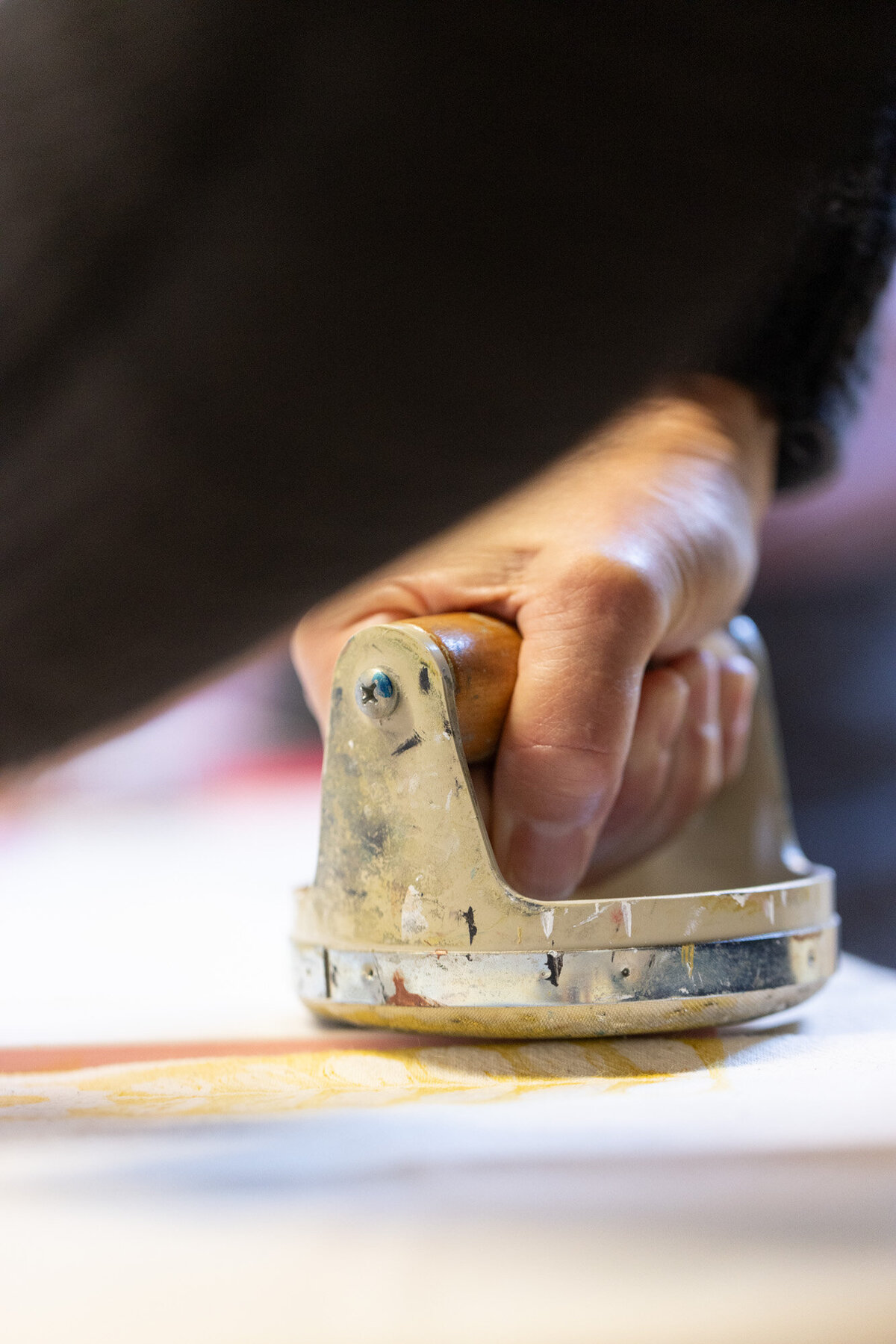 Lino-printmaking-process-baren-tool