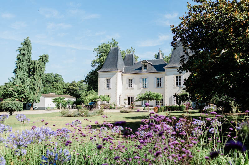 Château de mariage près de Nantes entouré de jardins fleuris, cadre raffiné pour une célébration élégante.