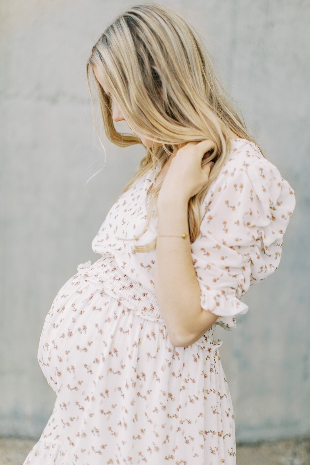 Gravid kvinna i blommig klänning i Västerås