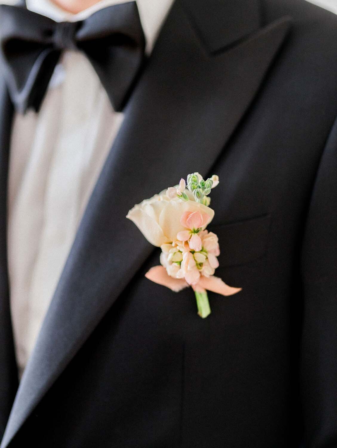 Colorful couture wedding at luxury hotel chais Monnet in Cognac - Veronique Lorre artistic direction floral designer29