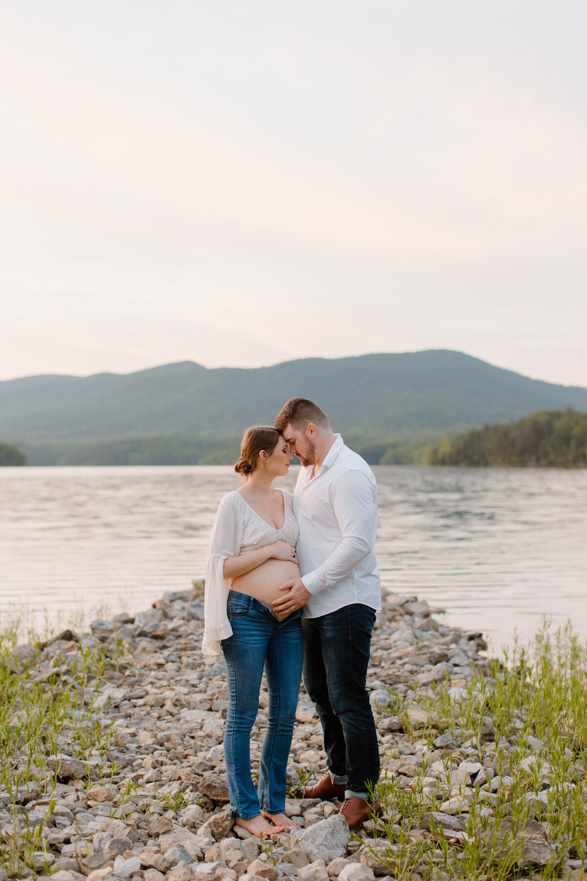 Documentary-Maternity-Session-at-Carvins-Cove-RJ-125