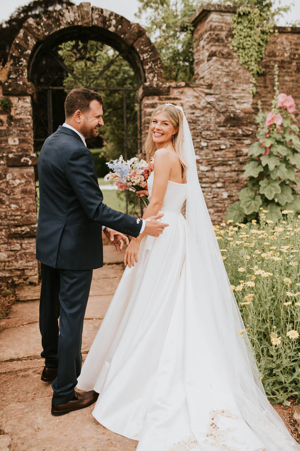Issy-and-Bella-Floral-Design-Wedding-Florist-Herefordshire-Broadfield-Court-j&N80
