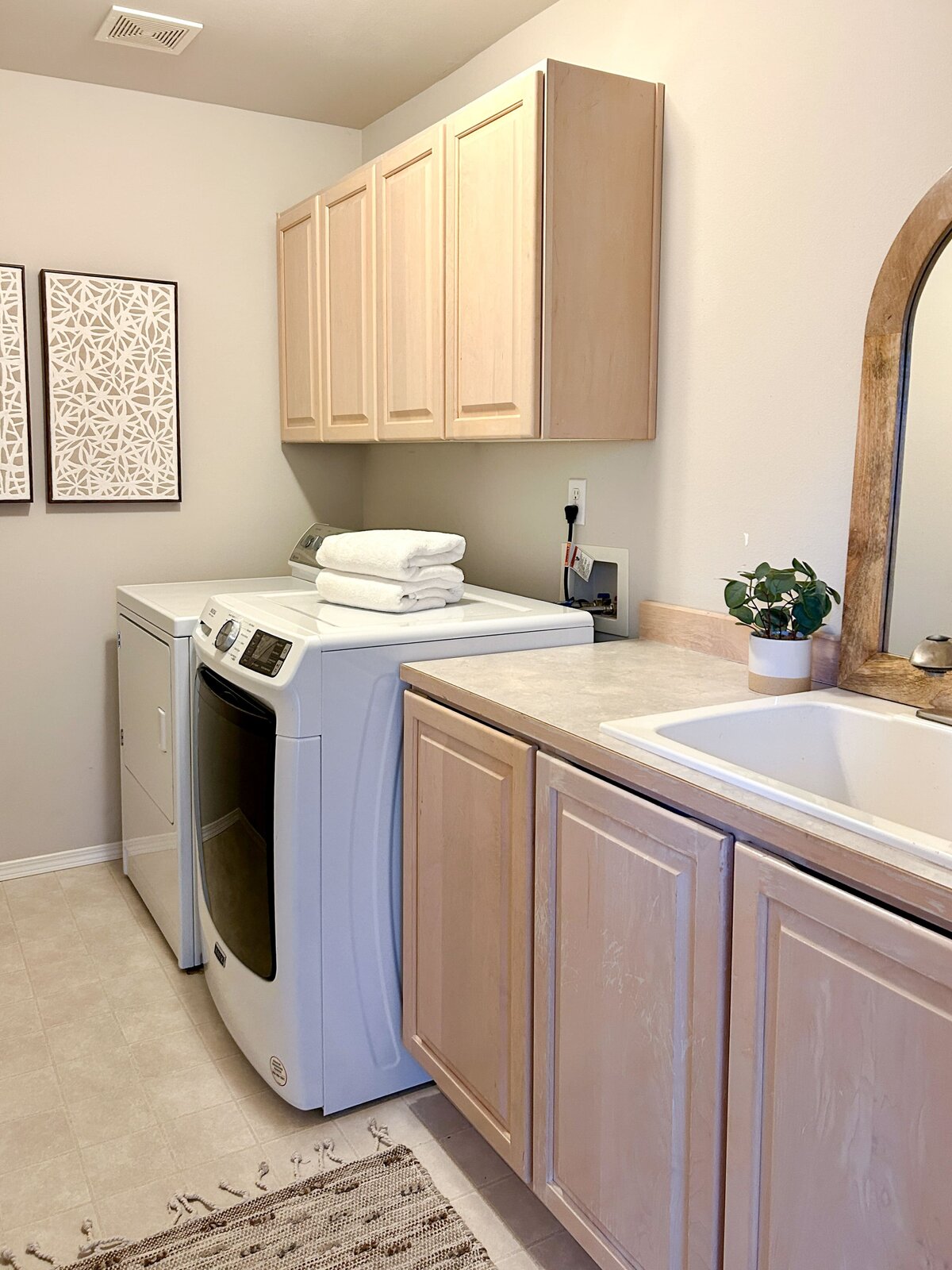 occupied-staging-snohomish-county-laundry-room-modernmollusk