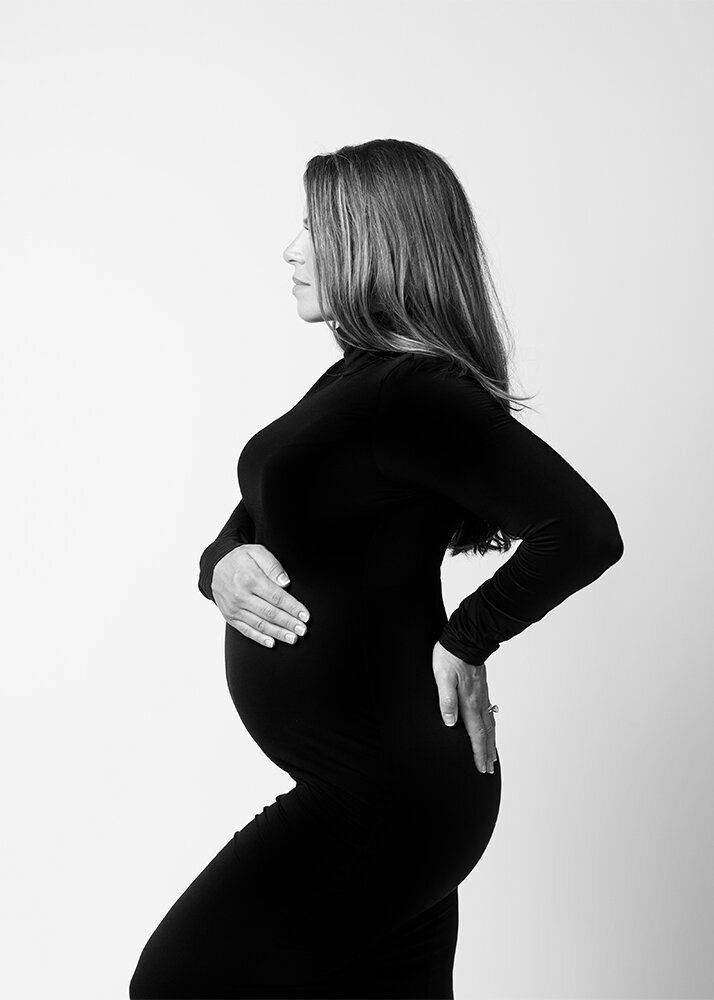 black-and-white-maternity-image-silhouette