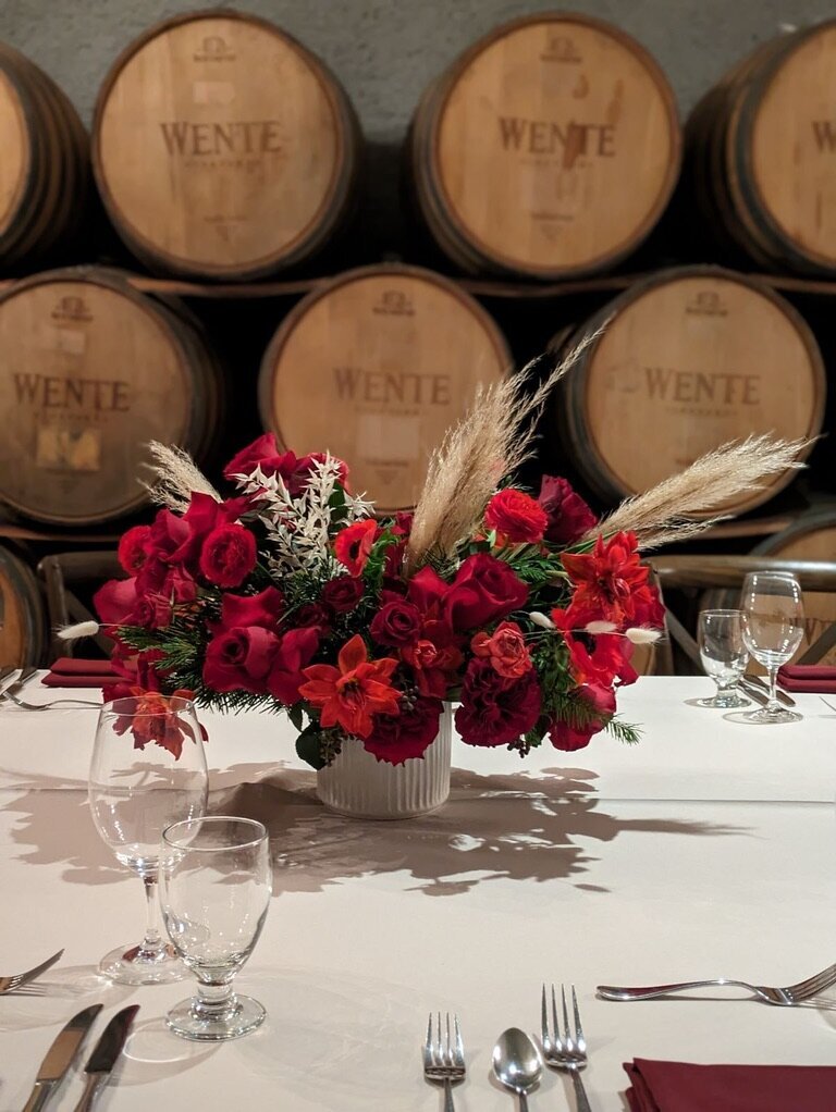 wine barrels, red flowers, king tables, arrangement