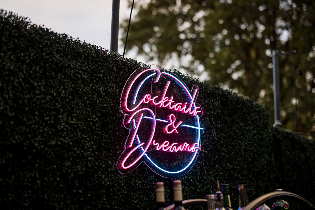 cocktail and dreams, hedge, backdrop, bar, barback 