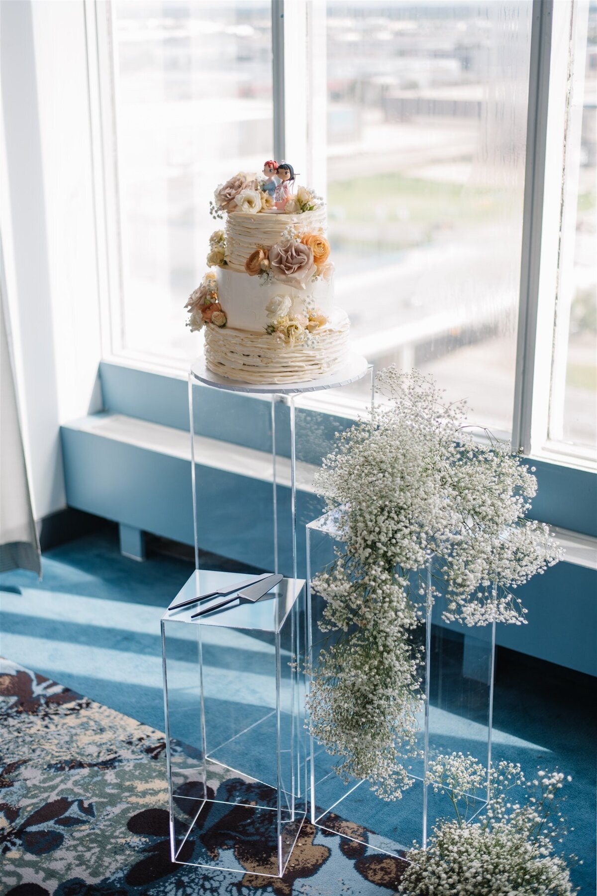 Edmoton-Wedding-Cake-With-Florals