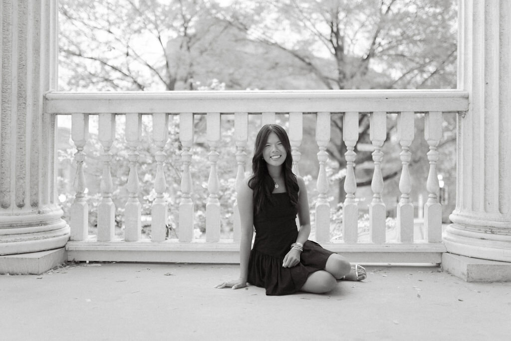 university of tennessee knoxville graduation photographer pose inspiration