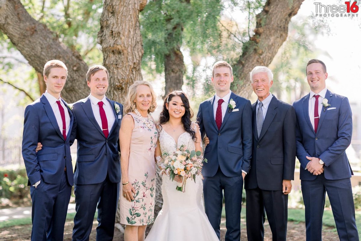 Family photo with the Bride and Groom