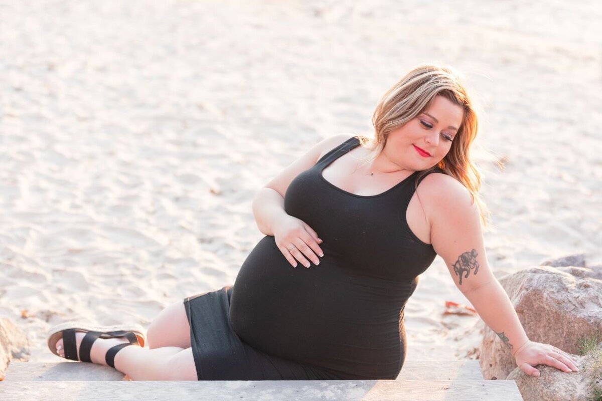 maternity photographer ann arbor photogrpaher on beach