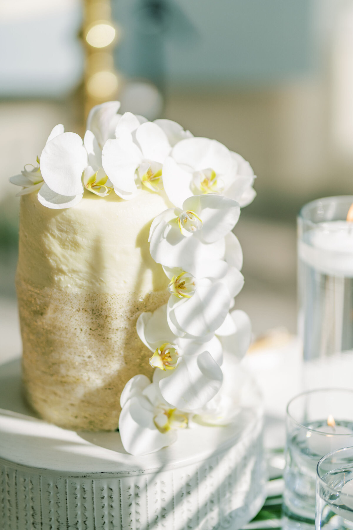 Wedding cake in the sunlight at the pearle hotel