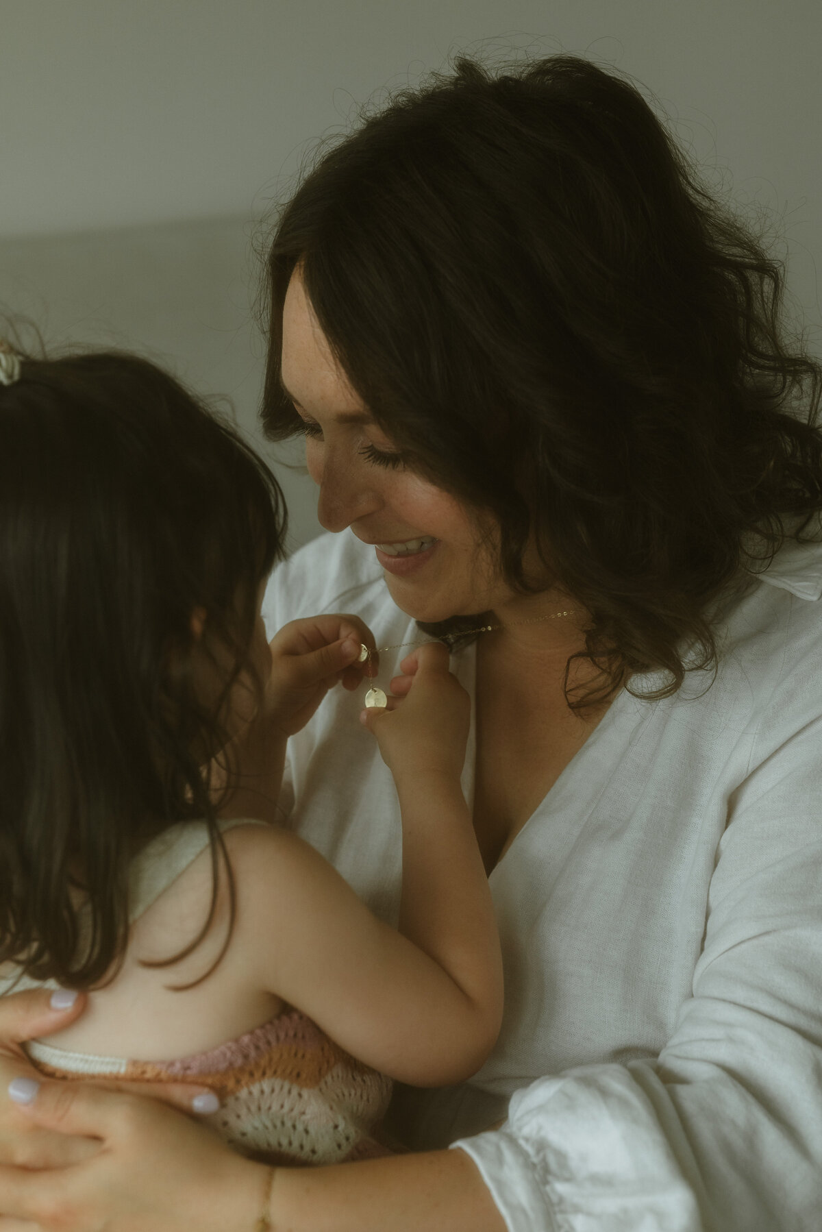 Fotograaf Herentals, intiem, mama, dochter, authentiek, moody, gezin, mommy and me-7