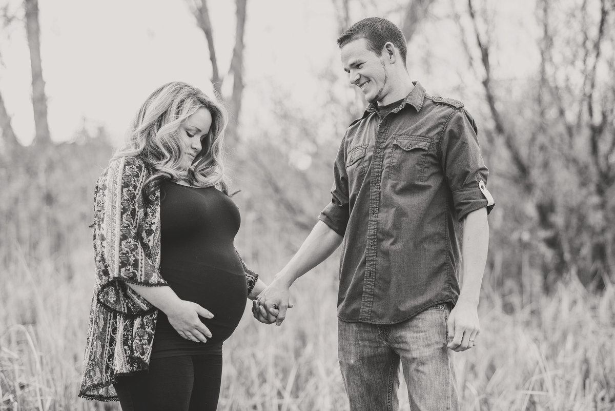 black and white maternity photographer