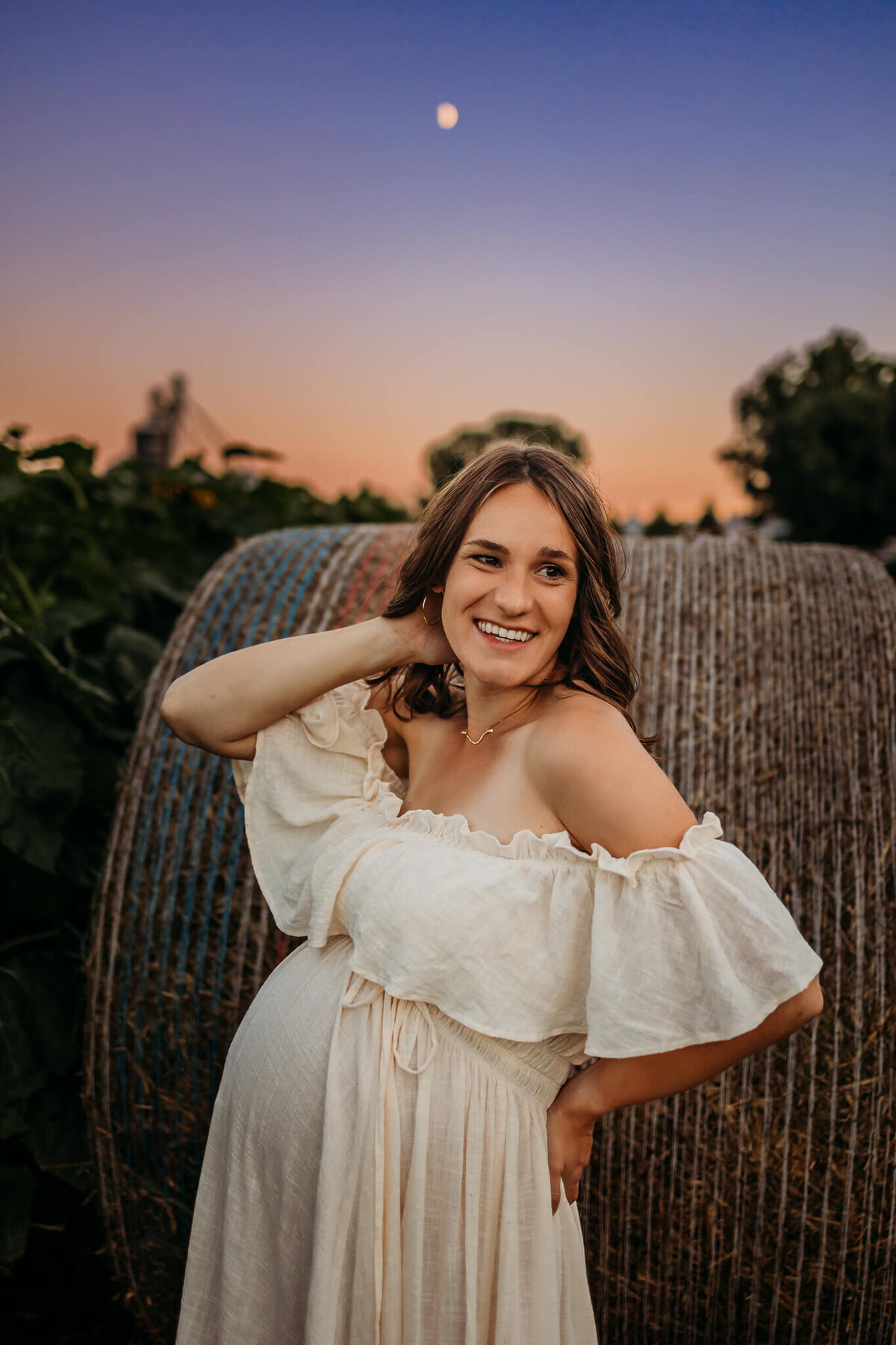 Goldend hour sunset farm maternity session