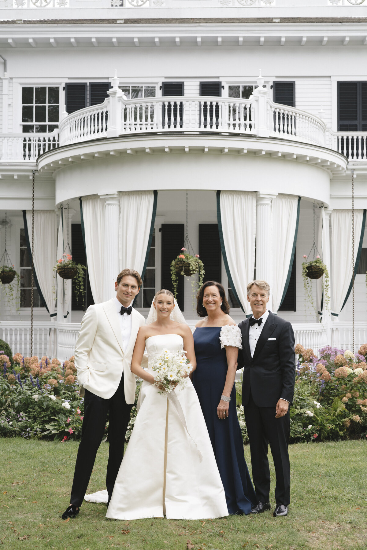 Marthas-vineyard-wedding-planner-kg-events-design-luxury-destination-weddings-private-events-corporate-events-edgartown-ma-event-designer-outdoor-tented-wedding-reception-island-wedding-vogue-wedding-pohogonot-173