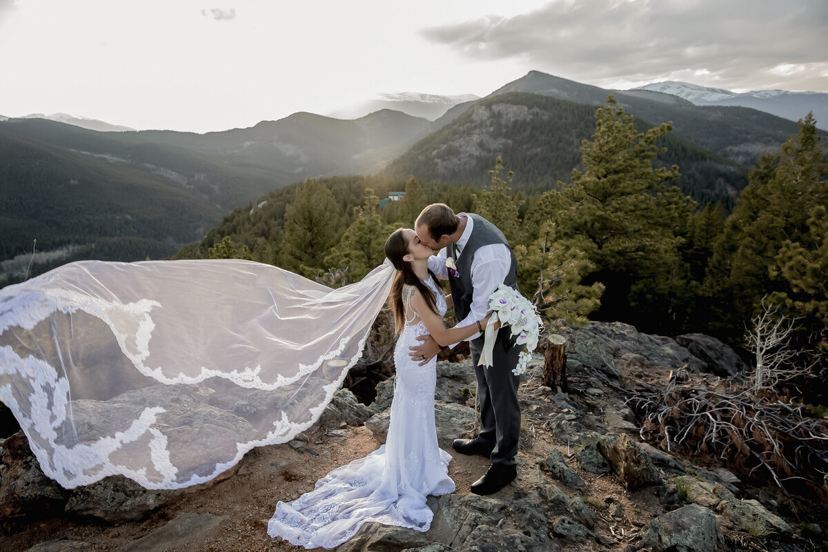 How to  find a Tulsa Okalahoma wedding photographer| modern moments photography