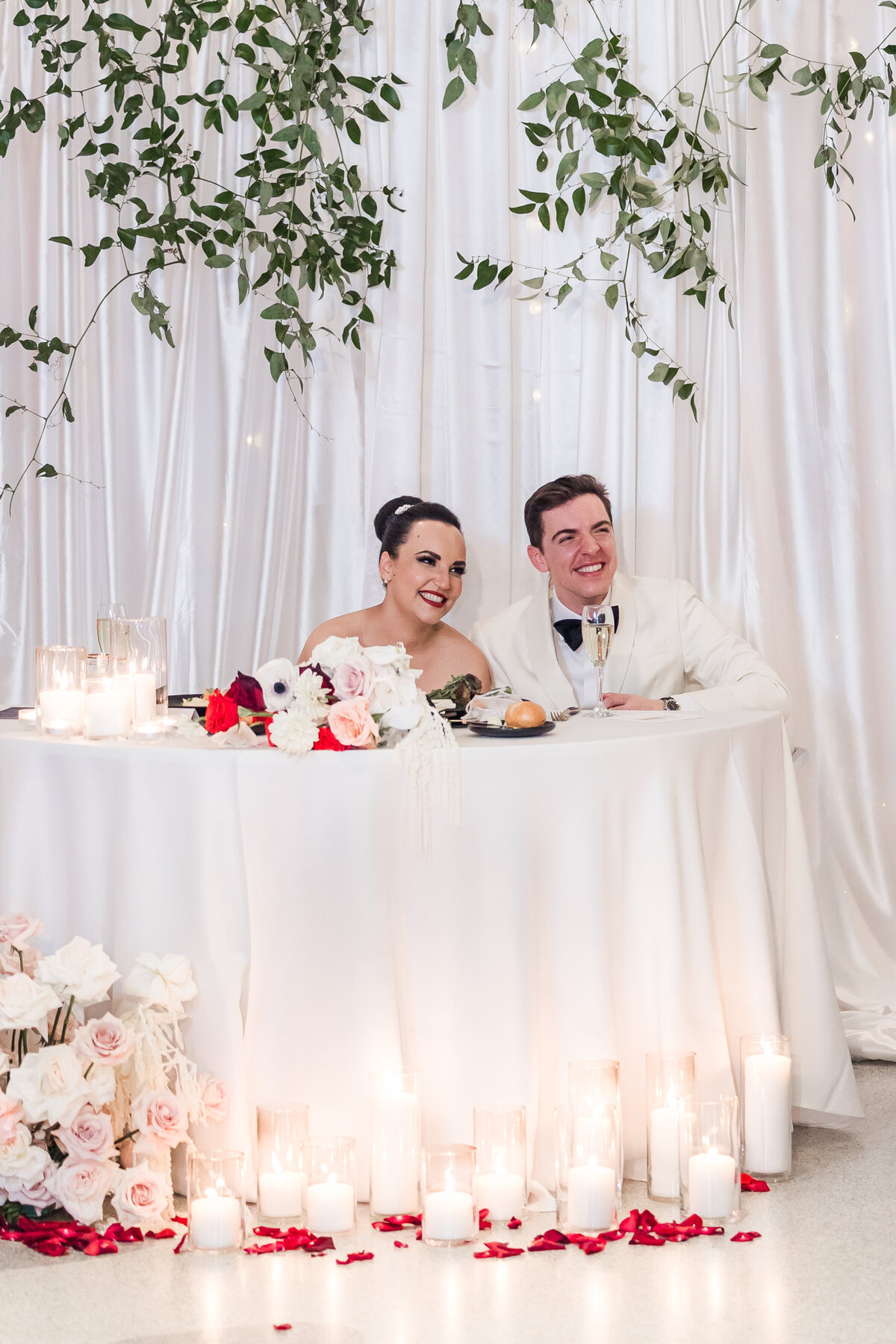 bride-and-groom-laughing-at-sweetheart-table