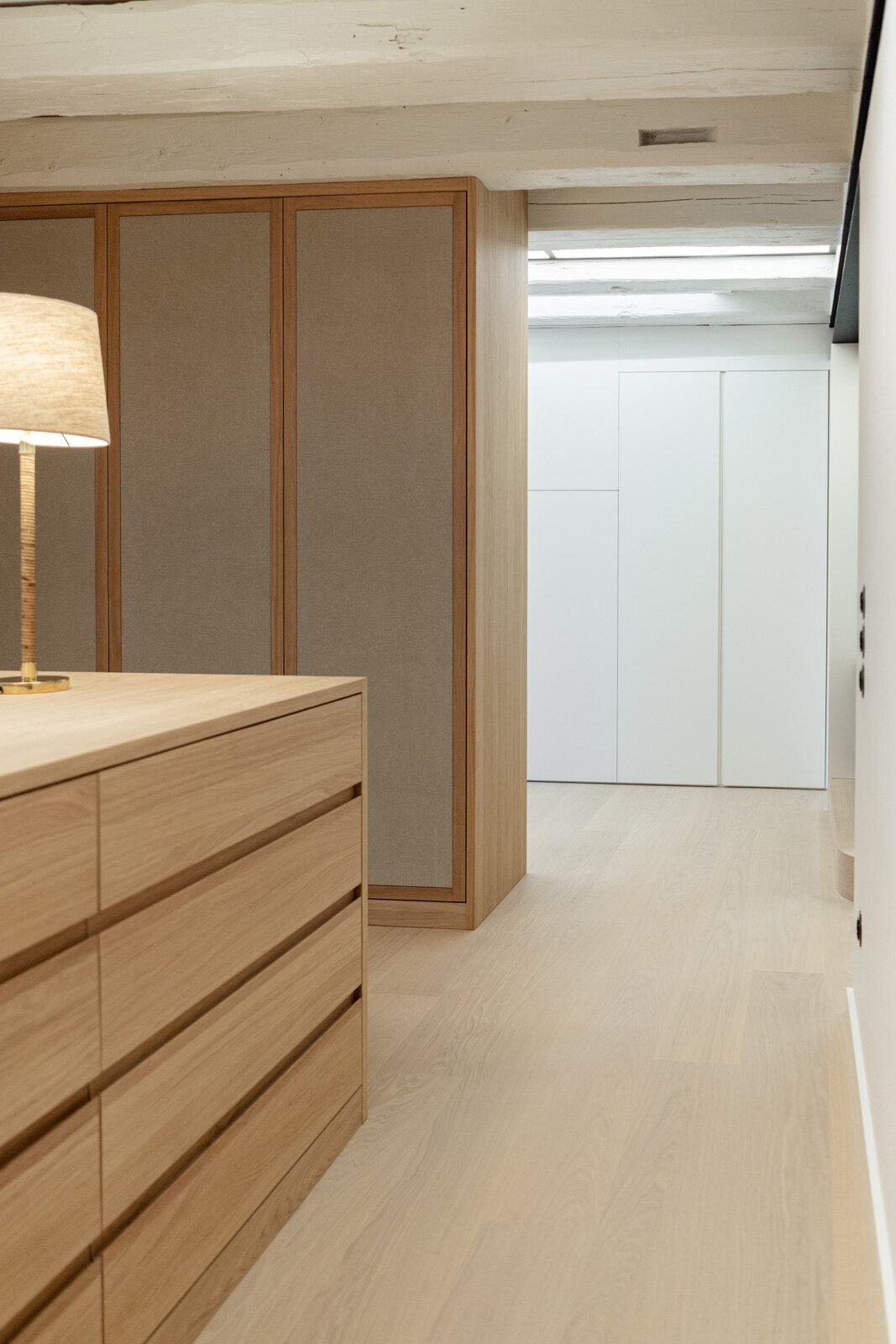 Ankleidezimmer-Schraenke-Holz-Adam-Innenausbau-Lich-4