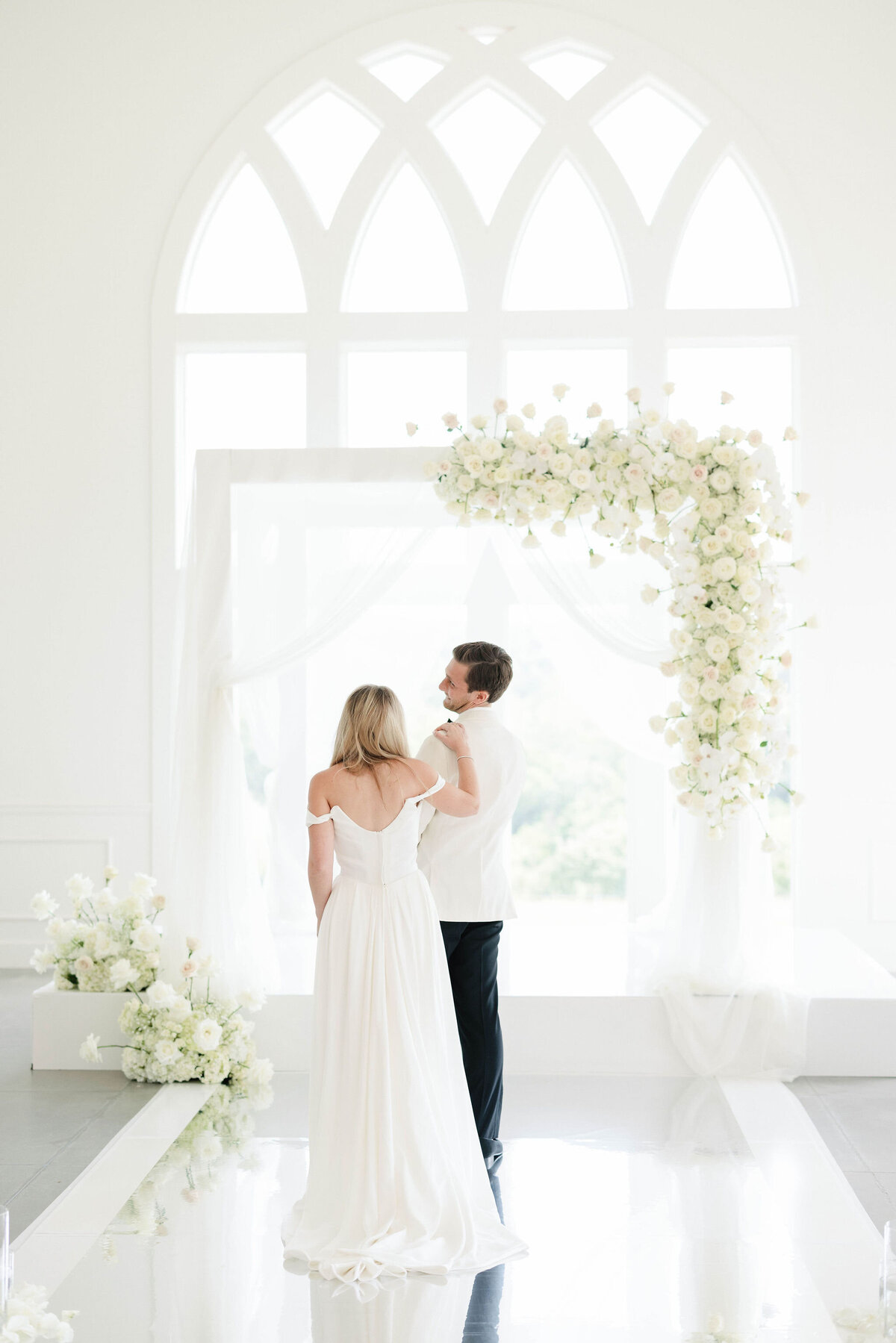 42_bride-groom-first-look