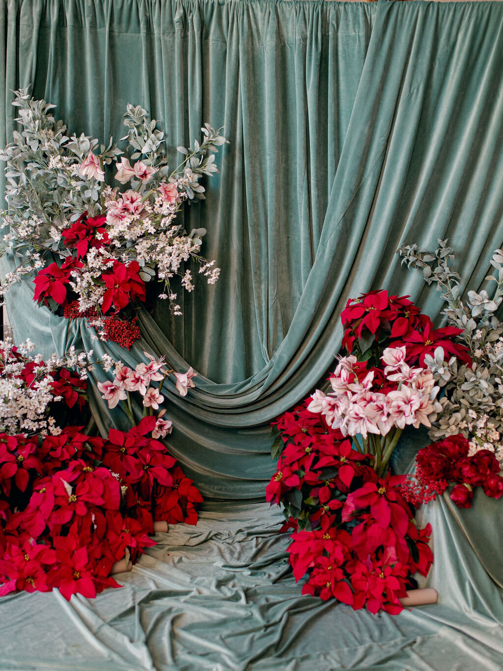max-owens-design-christmas-wedding-03-velvet-backdrop-portrait