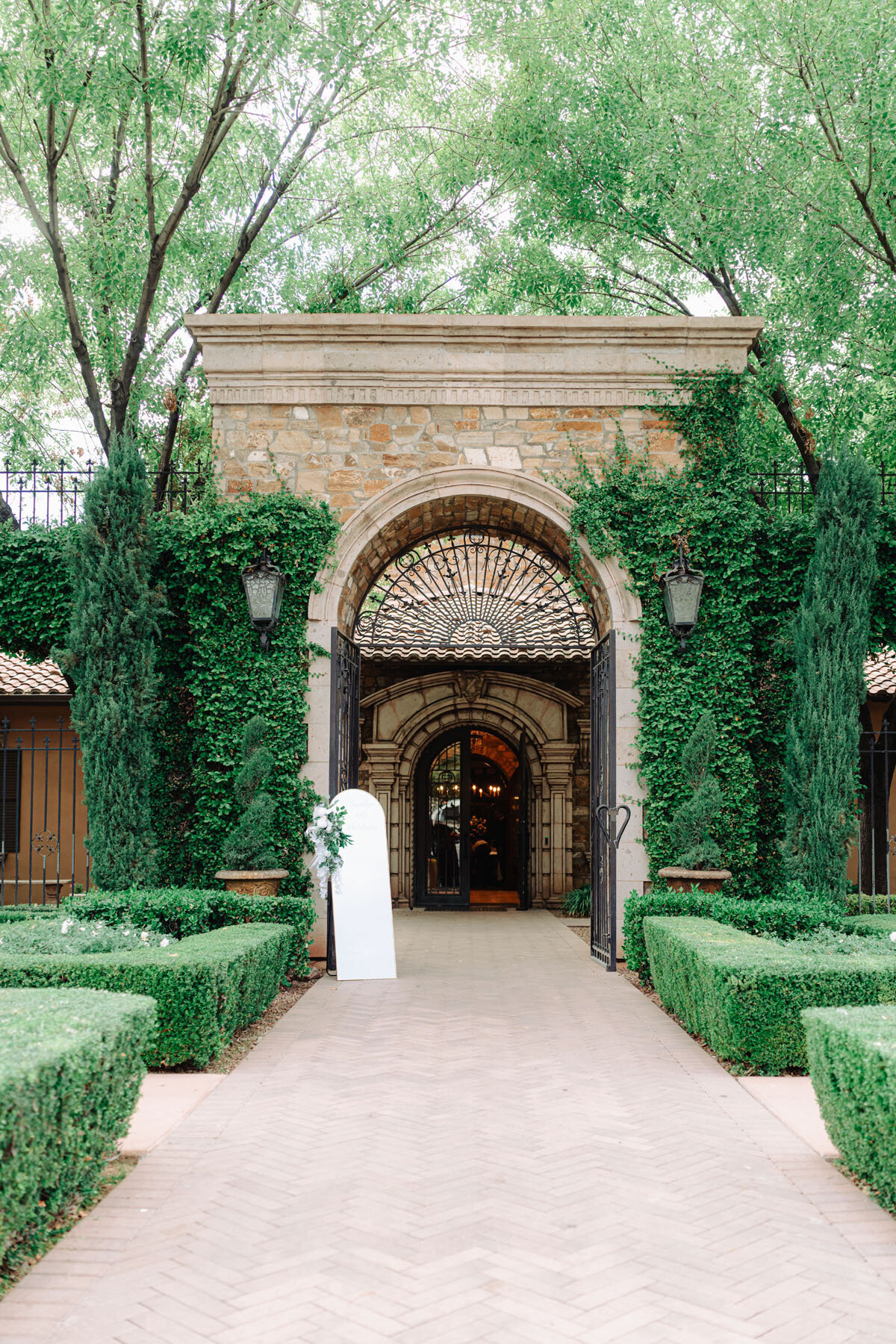 Luxury Villa Siena wedding ceremony decor captured by Phoenix wedding photographer